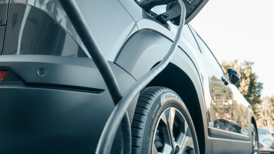 Charging an electric vehicle