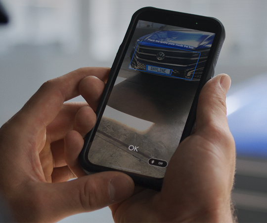 A smartphone performing the scan of car license plate with the Anyline license plate scanner